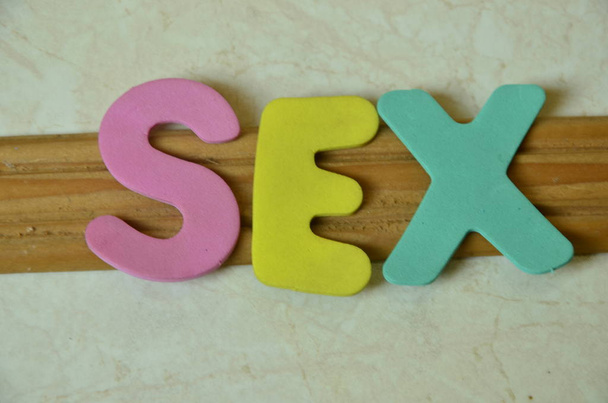 geslacht van het woord op een abstract gekleurde achtergrond - Foto, afbeelding