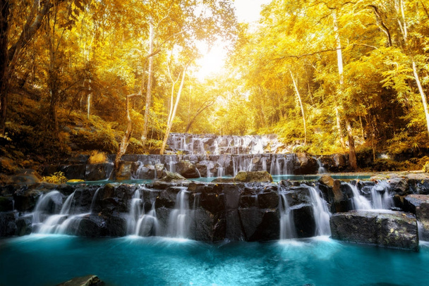 sam lan Wasserfall ist ein schöner Wasserfall im tropischen Wald, sar - Foto, Bild