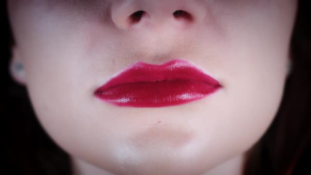 4 k κοντινό πλάνο της σέξι κόκκινα χείλη χαμόγελο - Πλάνα, βίντεο