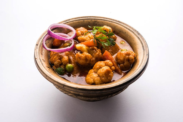 Aloo Gobi matar ünlü Hint köri yemektir patates ve karnabahar ve yeşil bezelye, seçici odak ile - Fotoğraf, Görsel