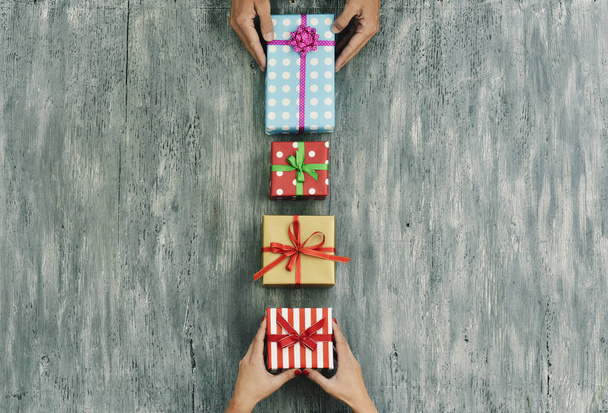 mujer y hombre intercambiando regalos
 - Foto, Imagen