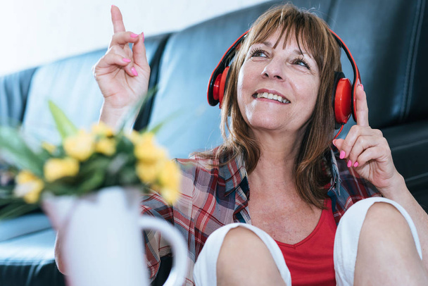 Szczęśliwy Starsza kobieta, słuchanie muzyki - Zdjęcie, obraz