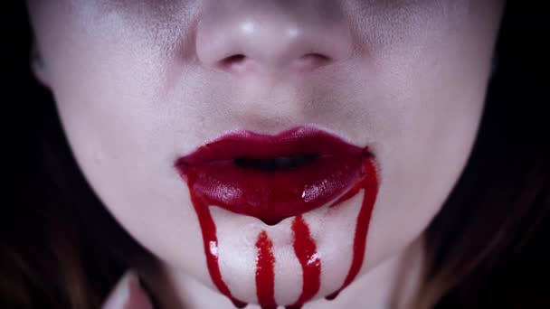 4K Horror Primo piano della donna che pulisce il sangue dalle labbra
 - Filmati, video