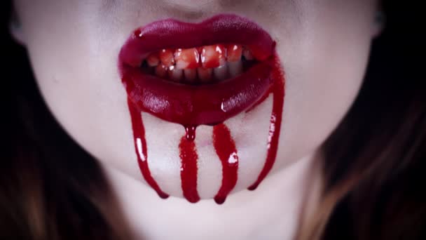 4K Horror Primo piano delle labbra rosse di vampiro con sangue
 - Filmati, video