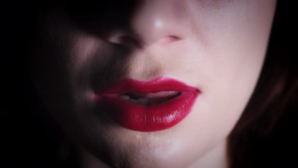 4K Primo piano di sexy labbra rosse lingua leccare
 - Filmati, video