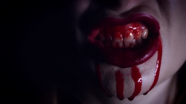 4 k Horror Close-Up van vrouw lippen in bloed grimassen - Video