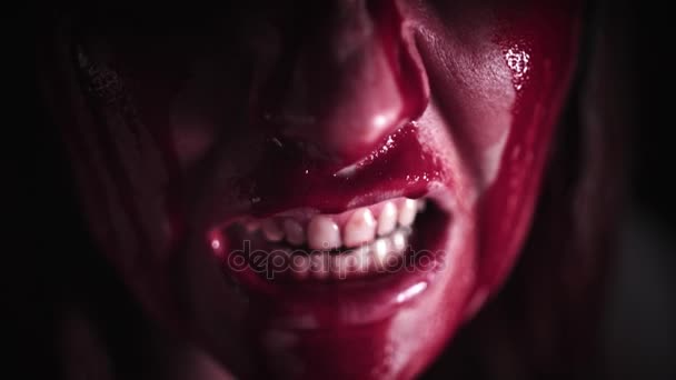 Кровавая женщина ужаса
  - Кадры, видео