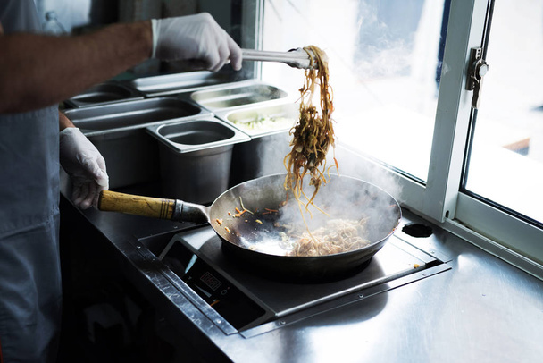 中華麺のクローズ アップを作るプロセス。麺は特別な鍋で - 写真・画像