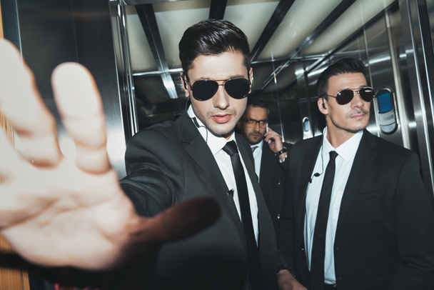 bodyguardi zastavení paparazzi když celebrity mluví o smartphone - Fotografie, Obrázek