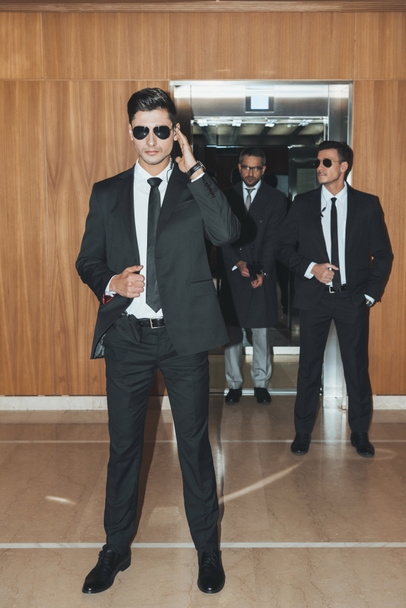 guarda-costas esperando homem de negócios saindo do elevador
 - Foto, Imagem