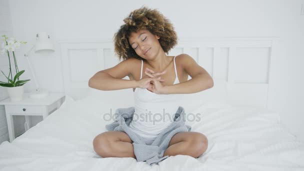 Femme contente se réveillant le matin
 - Séquence, vidéo