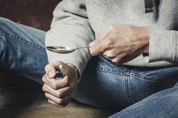 Руки наркомана тануть кокаїн у ложці. Чоловік святий
 - Фото, зображення