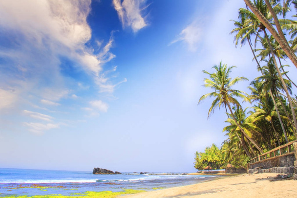 Hermosa vista de la playa de Sri Lanka en un día soleado
 - Foto, Imagen