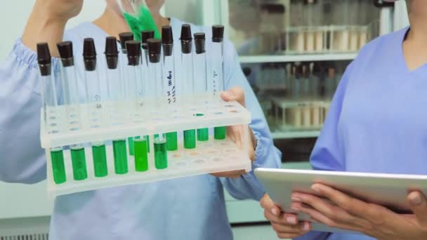 Chemiker arbeiten im Labor zusammen - Filmmaterial, Video