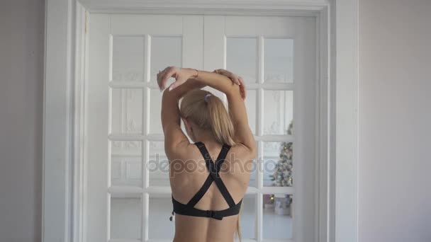 ホーム フィットネス。彼女の筋肉や関節をストレッチする若い女性のエクササイズ トレーニング前に、のウォーミング アップ - 映像、動画