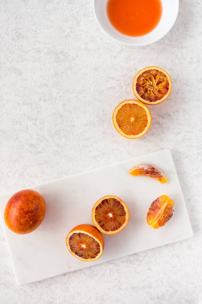 Целые, наполовину и нажатые апельсины крови на белом
 - Фото, изображение