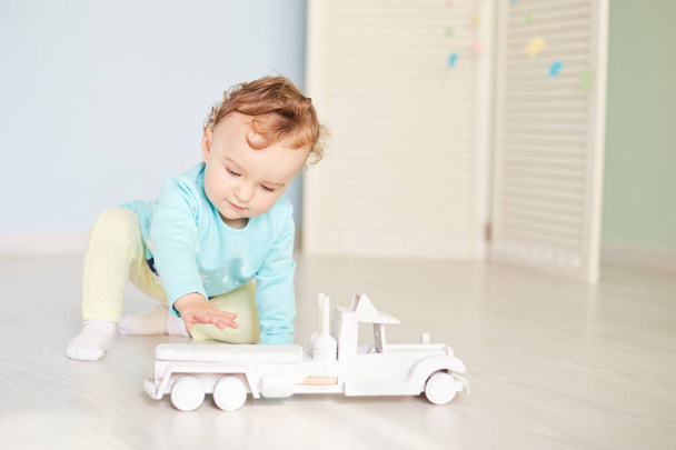 child plays with a car in the studio - Φωτογραφία, εικόνα