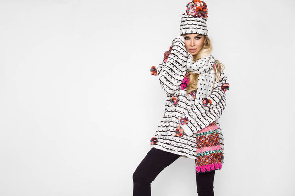 Πορτρέτο του όμορφη γυναίκα με τέλειο πρόσωπο σε sweter καπάκι και ζεστό χειμώνα. Το μοντέλο παρουσιάζει χειμωνιάτικα ρούχα. - Φωτογραφία, εικόνα