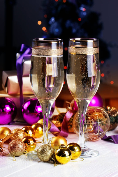  Выпьем за бокалы для шампанского. Рождественские украшения с победой
 - Фото, изображение