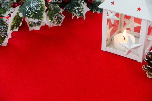 Різдво ліхтар і Холлі відділення на червоному тлі - Фото, зображення