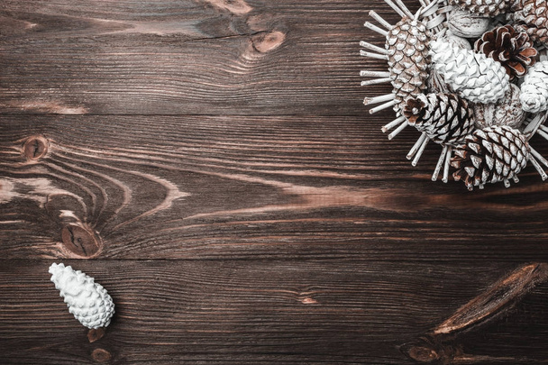テクスチャと茶色の木材の背景。装飾的な fir コーン。交わり、新しい年、クリスマス。サンタさんのメッセージや休暇のためのスペース。ホリデー カード。クリスマスと新年あけましておめでとうございますの組成物。フラット横たわっていた、トップ ビュー - 写真・画像