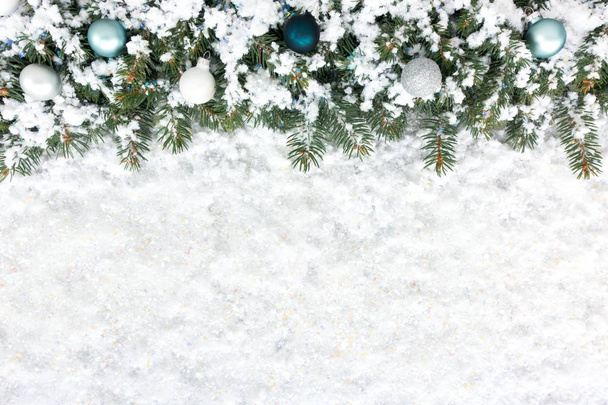 Vánoční jedle strom hranice s vánoční ozdoby na sněhu - Fotografie, Obrázek