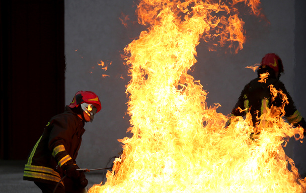 pompier pendant un exercice de lutte contre l'incendie
 - Photo, image