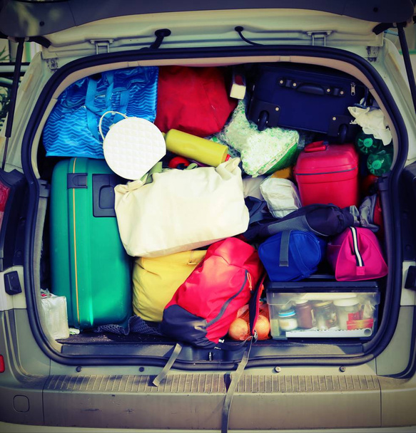 mucho equipaje en el coche familiar con efecto vintage
 - Foto, imagen