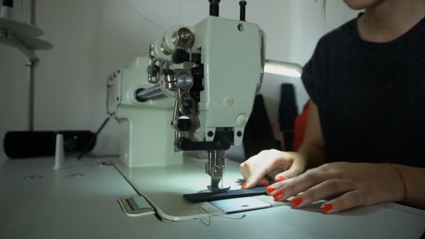 Cinturón de costura de costura de cámara lenta con máquina de coser
 - Imágenes, Vídeo