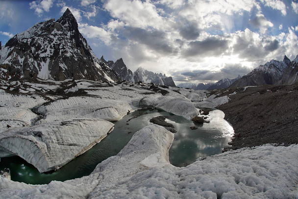 Baltoro Glacier and high mountains K2 and Broadpok and Concordia base camp in Pakistan Karakorum - Foto, afbeelding