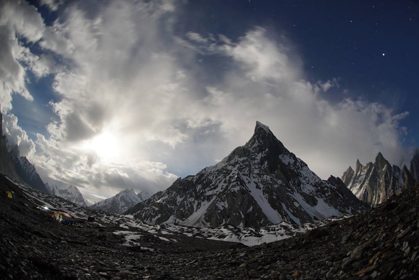 Baltoro gletsjer en hoge bergen K2 en Broadpok en Concordia basiskamp in Pakistan Karakorum - Foto, afbeelding