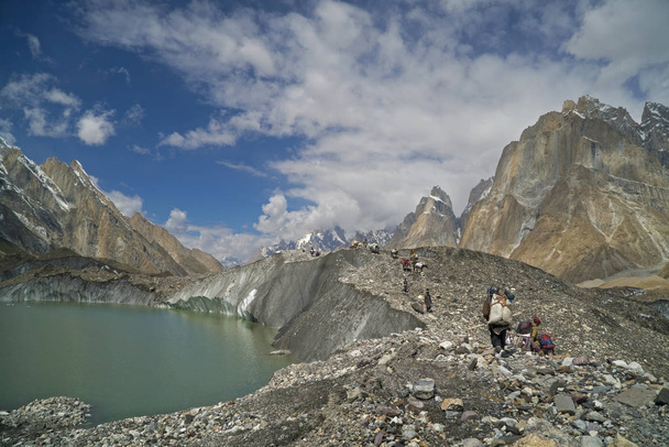 Lodowiec Baltoro i wysokich górach K2 i Broadpok i Concordia bazy camp w Karakorum w Pakistanie - Zdjęcie, obraz
