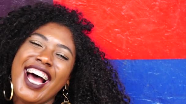 siyah kadın gülümseyerek portresi - Video, Çekim