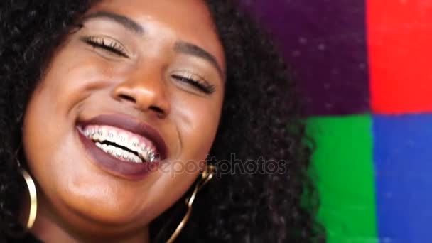 Muotokuva musta nainen hymyilee
 - Materiaali, video