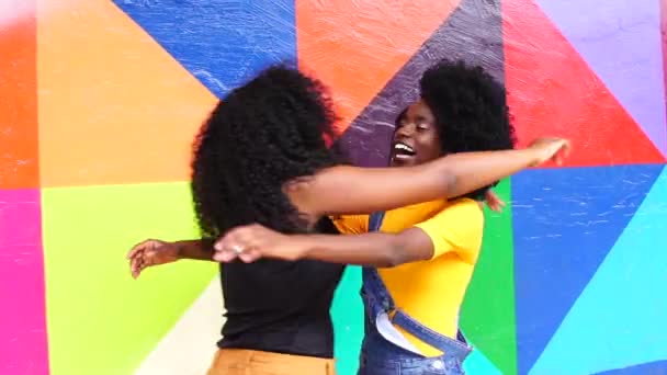 Freunde treffen sich und umarmen sich - Filmmaterial, Video