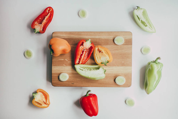 kesme tahtası üzerinde taze sebze ile mutfak arka plan - Fotoğraf, Görsel