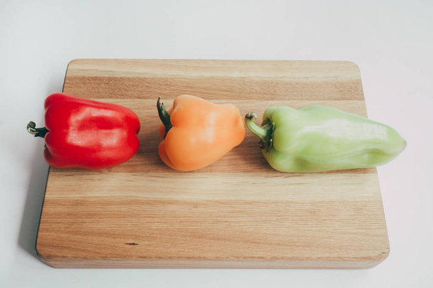Fond culinaire avec légumes frais sur planche à découper
 - Photo, image