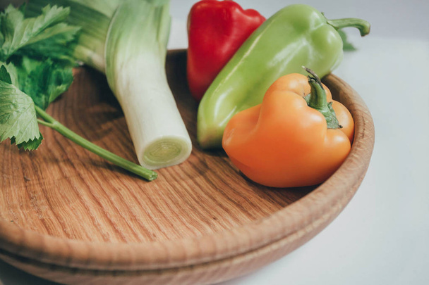 Fond culinaire avec légumes frais sur planche à découper
 - Photo, image