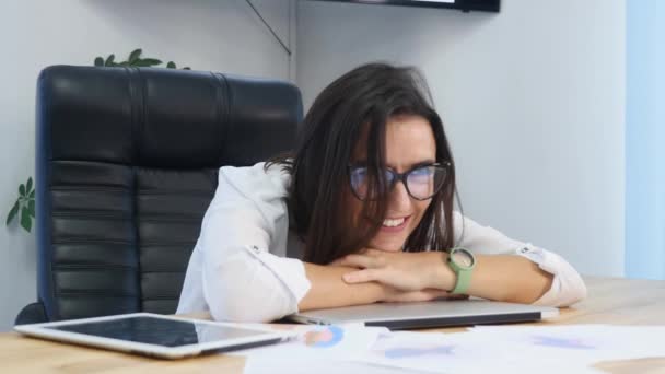 Businesswoman laying her head on the table inside the office - Metraje, vídeo