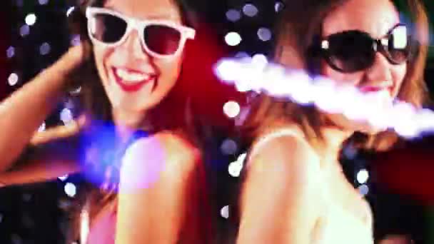 dwie kobiety sexy taniec z oświetleniem dyskotekowym nakładanego - Materiał filmowy, wideo