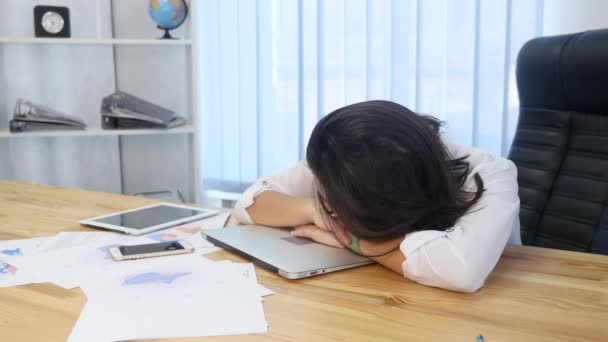 Mujer de negocios cansada durmiendo en el escritorio
 - Imágenes, Vídeo