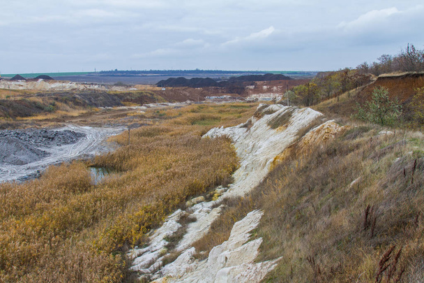 A powerful dragline excavator works in a clay quarry - Фото, зображення