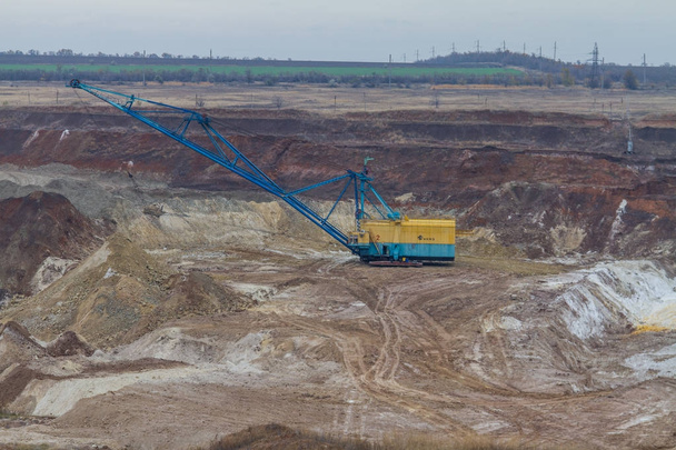 Un potente escavatore dragline lavora in una cava di argilla
 - Foto, immagini
