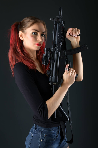 woman with gun. rifle. - Foto, afbeelding