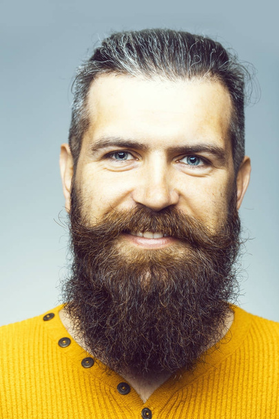 bearded smiling man - 写真・画像