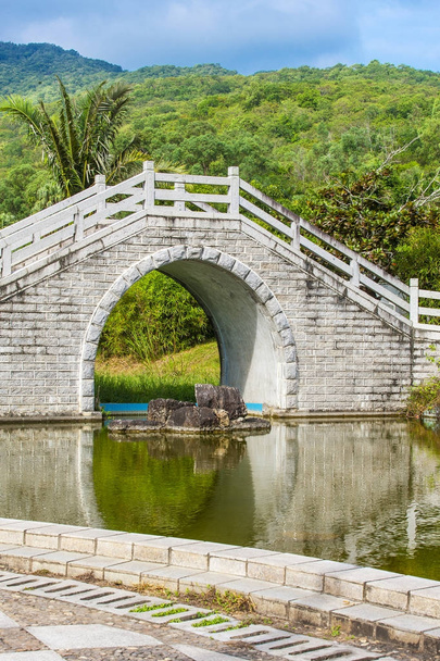 Most za oceanem w chińskim ogrodzie. - Zdjęcie, obraz