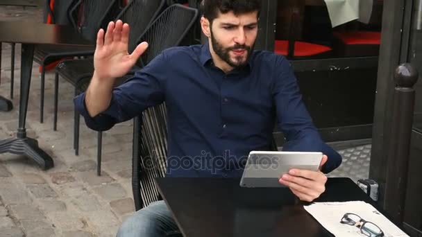 Hoşnutsuz adam online oyun tarafından tablet sokak café'de oynuyor.. - Video, Çekim
