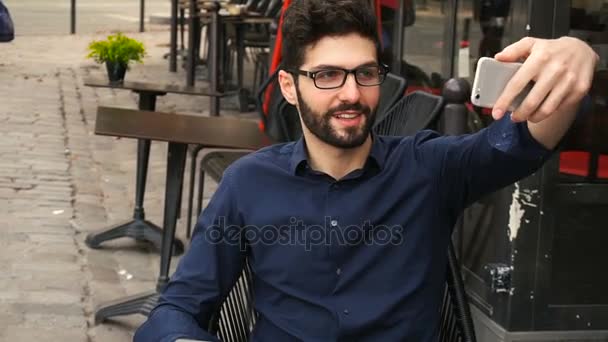 Araber macht Selfie mit Smartphone am Cafétisch. - Filmmaterial, Video