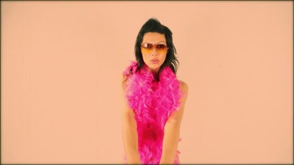 een super sexy vrouw danst en plaagt topless alleen voorzien van een helder roze boa - Video