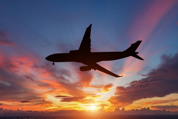 La silhouette di un aereo passeggeri che vola al tramonto
. - Foto, immagini